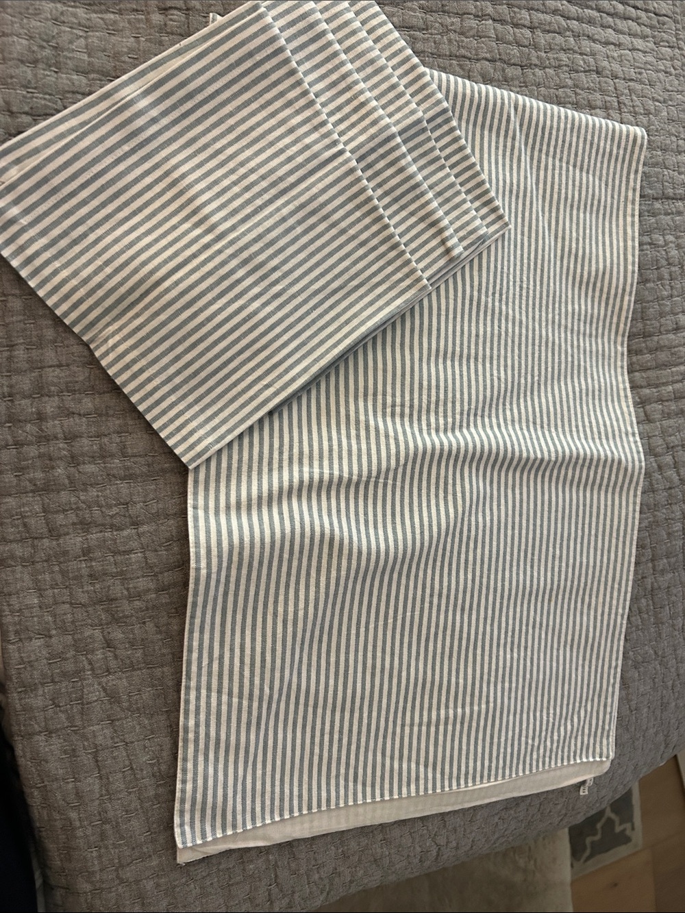 Pottery Barn Teal and Cream Wheaton striped Table Runner and 4 cloth napkins set